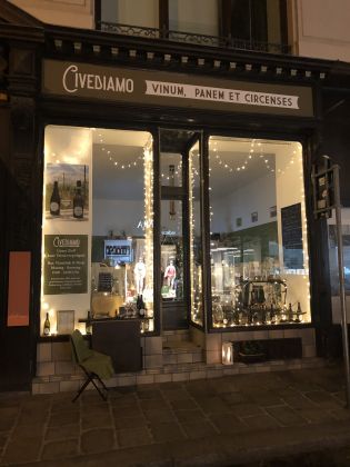 Bar / Portal bei Nacht © Civediamo Wine Trade