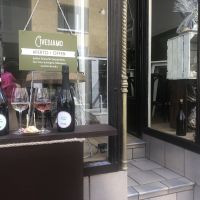 Bar Außenbereich mit Aperto-Schild © Civediamo Wine Trade