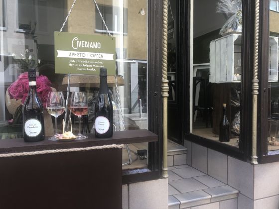 Bar Außenbereich mit Aperto-Schild © Civediamo Wine Trade